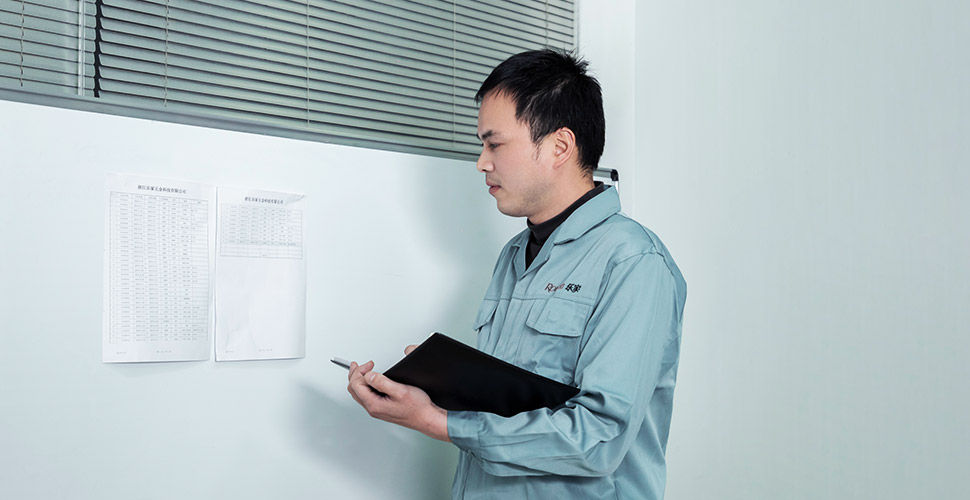 Kiểm tra tiến độ sản xuất trên tường